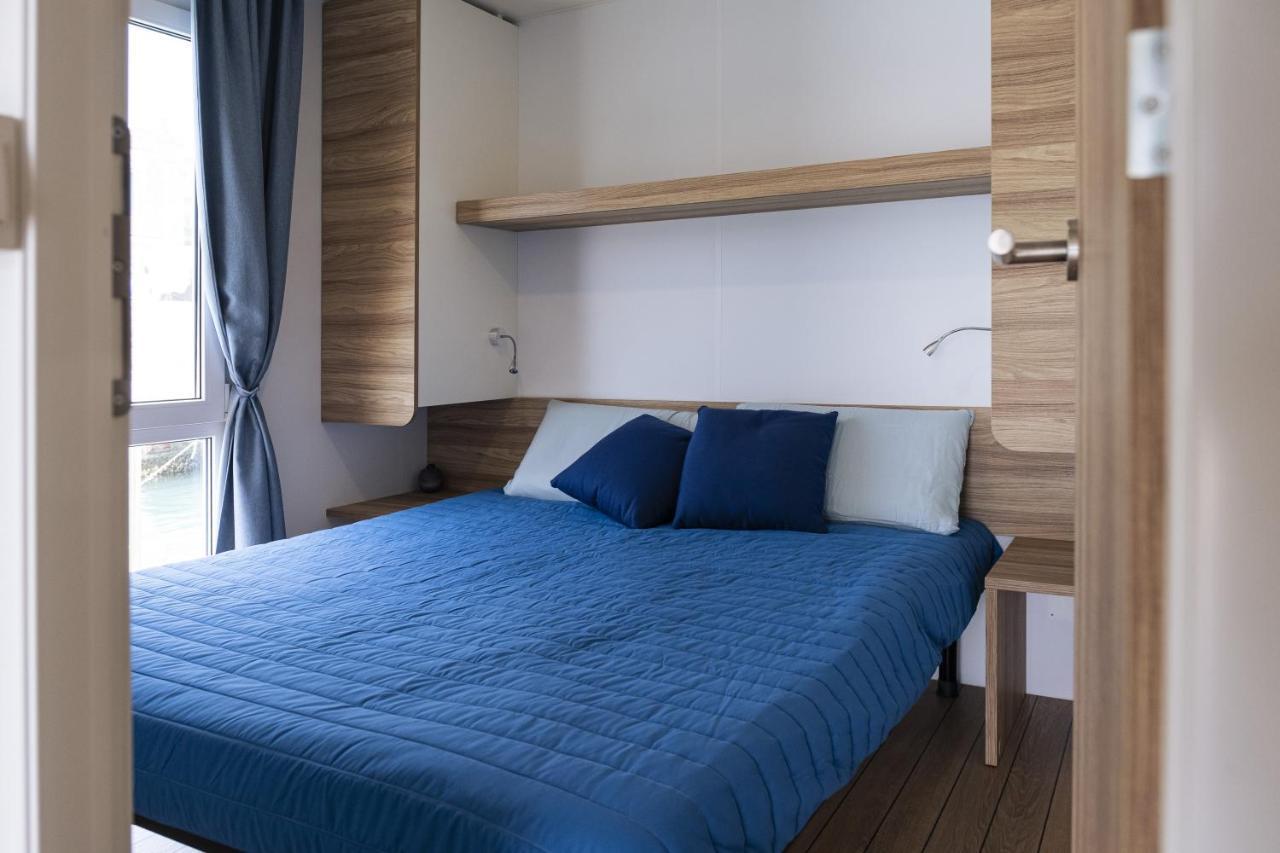 Отель Houseboat Floatart Experience Бишелье Экстерьер фото